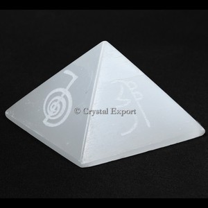 หินปิรามิดเซเลไนต์สลักสัญลักษณ์เรกิผลิตภัณฑ์เพื่อการบำบัด - Product Image 1