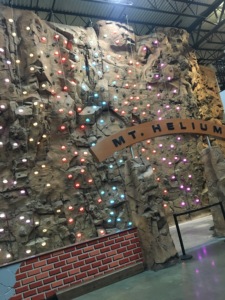 Pared de escalada en roca para interiores/exteriores, gimnasio, atractivo, enorme FRP, plástico reforzado con fibra de vidrio, adorno de jardín de atracciones para niños - Product Image 4