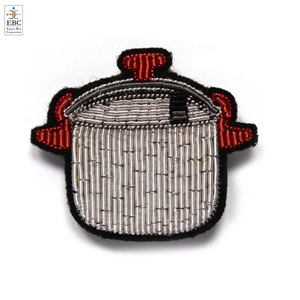 เข็มกลัดรูปกีตาร์ปักดิ้นทองบนผ้าไหมสำหรับงานแต่งงาน  เครื่องประดับเสื้อผ้าสุดหรู - Product Image 4