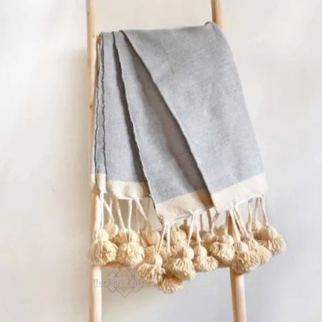 伝統的な木製の織機に手織りのウールロングタッセル付きモロッコ綿毛布