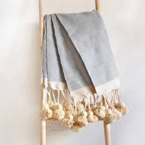 Manta de Algodón Marroquí de Primera Calidad con Borlas Largas de Lana, Tejida a Mano en Telares de Madera Tradicionales - Product Image 1