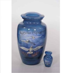 Nouveau design Dom haut gravé urne funéraire en laiton massif pour votre bien-aimé urne artisanale gravée disponible usine meilleur prix urne - Product Image 3