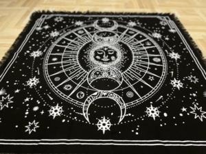 Tapisserie en coton moderne faite à la main Cinq phases de lune Couverture de table en tissu d'autel carré Beau Tarot répandu par les expéditeurs indiens - Product Image 6