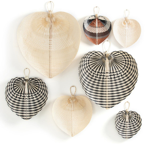 Éventail à main en bambou tissé pour décoration murale Éventail en feuille de palmier avec style féerique Origine du Vietnam Vente en gros - Product Image 1