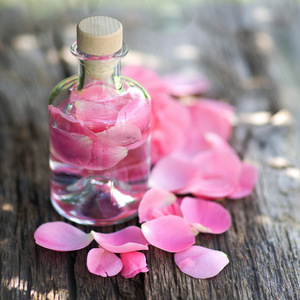 Hydrolat de rose biologique en vrac, eau florale distillée à la vapeur de Bulgarie, Rosa Damascena, certifié GMP - Product Image 2