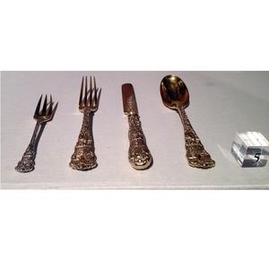 Juego de cubiertos de acero inoxidable en caja más vendido de 4 Diseño de mango en relieve para fiestas - Product Image 1