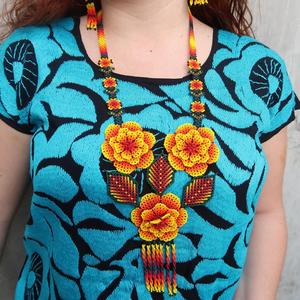 Collar de cuentas de semillas hecho a mano, símbolo de felicidad - Product Image 1