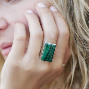Nouvelle collection tendance Bague en pierre précieuse malachite naturelle en forme de baguette principalement en laiton - Product Image 1
