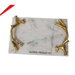 Plateau en marbre blanc design avec poignée en feuille d'or, forme rectangulaire - Product Image 3