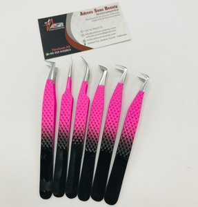 Pinzas de pestañas profesionales Ombre de dos tonos rosa y negro Agarre de diamante Acero inoxidable sostenible con punta puntiaguda - Product Image 5