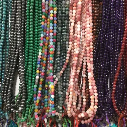 Perles en vrac de pierres, différentes couleurs, pièces