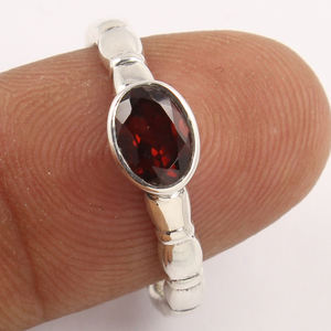 แหวนเงินแนวอาร์ตที่หายากมาพร้อมกับพลอยโกเมนสีแดงล้ำค่าทรงวงรีใน925เงินแท้มีสไตล์และแหวนชั้นดี - Product Image 2