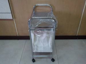 Panier à linge Landury traditionnel à roulettes en acier, écologique, de haute qualité, pour usage hôtelier, 54x35.5x73cm - Product Image 6