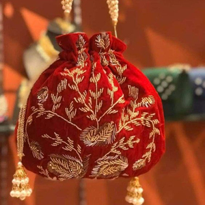 กระเป๋า POTLI เจ้าสาวที่สวยงามพร้อม LATCAN ที่สวยงามและเย็บปักถักร้อยที่มีสไตล์ ZARI บนผ้ากำมะหยี่สำหรับงานปาร์ตี้และงานแต่งงาน @ 2022 - Product Image 1