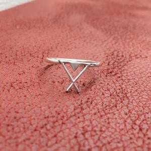 Anillo fino unisex de plata esterlina 925 hecho a mano con ajuste de bisel de diseño único, ecológico y de moda para bodas o fiestas - Product Image 3