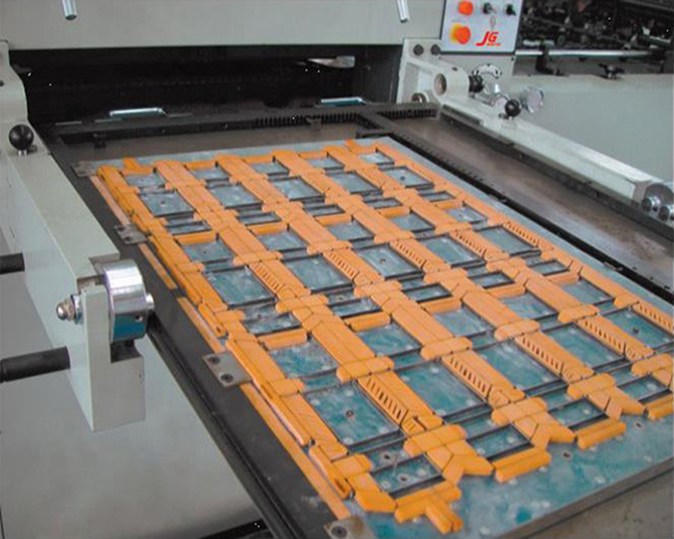 Paper Feeding Die Cutting Creasing Machine 8500s/H Flat Bed Stripping Machine