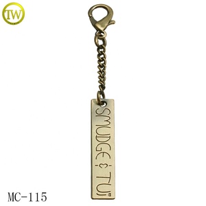 Étiquettes métalliques dorées de luxe avec logo et chaîne <span class=keywords><strong>pour</strong></span> sacs <span class=keywords><strong>à</strong></span> <span class=keywords><strong>main</strong></span> - Product Image 1