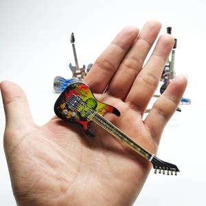 Guitarra miniatura con soporte inoxidable 10 cm - Product Image 4