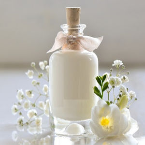 Hydrolat de Camomille Allemande 100% Pur Liquide pour le Visage et la Peau – Vente en Gros, Fournisseur en Vrac, Marque Privée, Fabriqué à partir de Fleurs, Certifié BPF, Stérilisé à la Vapeur - Product Image 1