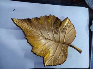 Plato de servir de metal con forma de hoja de tamaño mediano Diseño ovalado ahuecado Ecológico para el hogar y el hotel MOQ 50PCs - Product Image 2