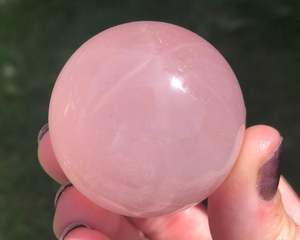 Esfera curativa de cuarzo rosa Heartfelt Serenity, hermosa Bola de piedras preciosas pulidas para la manifestación del amor y el despertar espiritual - Product Image 5