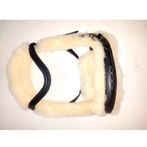Brida internacional para montar a caballo de alta calidad, cuero negro ligero con relleno de oveja blanca y cabestros de latón - Product Image 2