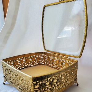 Caja de Joyas Vintage de Filigrana y Flores de Ormolu, Cofre para Joyas, Caja para Baratijas Hecha a Mano con Amor - Product Image 1