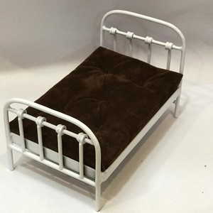 Offre Spéciale Miniature En Métal Petit Lit En Métal Avec matelas Meilleure Vente Dollhouse Chambre Miniature Meubles Lit - Product Image 2