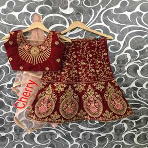 ชุดส่าหรีงานปักลายดีไซเนอร์และชุดสำหรับงานปาร์ตี้ - Product Image 1
