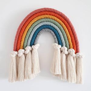 Décoration murale tendance en macramé arc-en-ciel noué - Art mural en fibre multicolore - Fabriqué sur commande - Product Image 1