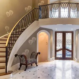 Porta de ferro forjado, design decorativo da escada do interior da casa