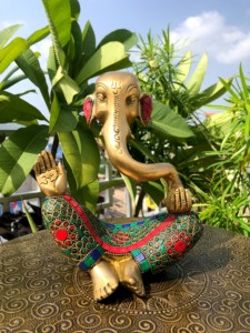 Nirmala Handicrafts - Estatua de Ganesha de Latón de Estilo Art déco Moderno con Trabajo en Piedra Multicolor, Ídolo de Ganpati, Escultura de Sobremesa - Product Image 2