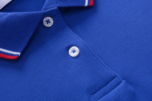 เสื้อโปโลแขนสั้นสีน้ำเงินสำหรับผู้ชาย ผ้าปิเก้สีพื้น ดีไซน์ลำลองระบายอากาศได้ดี แต่งขอบปกและปลายแขนเสื้อสีแดงขาว - Product Image 3