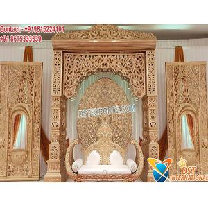 Escenario de Boda Musulmán Tradicional con Toque Dorado, Escenario de Boda con Temática de Bollywood, Decoración de Escenario con Temática Dorada para Bodas Indias - Product Image 1