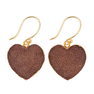 Pendientes colgantes en forma de corazón de azúcar marrón natural, joyería de oro galvanizada hecha a mano, venta al por mayor - Product Image 1