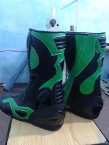 รองเท้าบูทมอเตอร์ไซค์หนังสำหรับนักขี่มืออาชีพ รุ่นกันไฟและกันน้ำ สำหรับทุกเพศ - Product Image 3