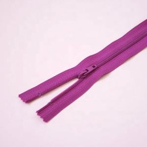 Cremalleras de nailon duraderas con cierre automático de extremo abierto 4 # para bolsos, zapatos, prendas de vestir, almohadas, textiles para el hogar con componentes metálicos y plásticos, venta al por mayor - Product Image 5