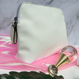 Pochette en PU taille personnalisée sac à cosmétiques de couleur blanche avec pompon et fermeture à glissière motif lettre - Product Image 4