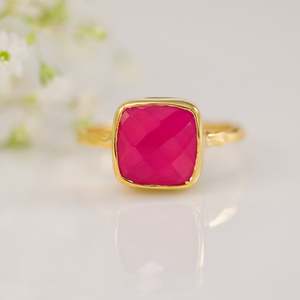 Anillo Clásico de Plata de Ley 92.5 Chapado en Oro con Gema de Calcedonia Rosa Natural Auténtica, Facetada y de Forma Cuadrada, Calidad AAA - Product Image 2