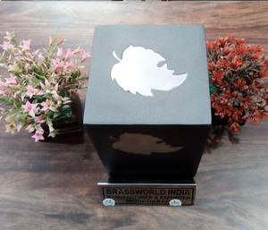 Urna Funeraria de Estilo Americano para Adultos, de Latón Grabado con Hoja Plateada, Color Negro - Product Image 5