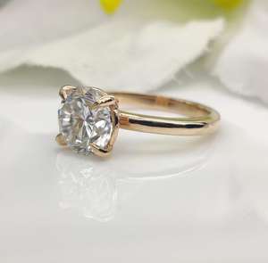 Anillo solitario de moissanita de forma redonda de calidad VVS de 8 MM, regalo de compromiso de fiesta informal de oro amarillo de 10K con incrustaciones de ajuste - Product Image 4