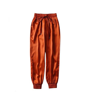 กางเกงลำลองทรงพลีทเอวกลางสำหรับผู้หญิง ผ้าฟลีซใส่สบายสำหรับฤดูร้อน ลายพิมพ์ปักโลโก้ ดีไซน์ใหม่ล่าสุด ทรงขาตรง - Product Image 1