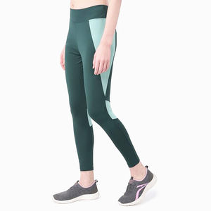 Pantalones de Yoga para mujer, Capri de Color sólido con diseño de retales, Legging de Fitness con logotipo personalizado, precio al por mayor, novedad de 2022 - Product Image 3