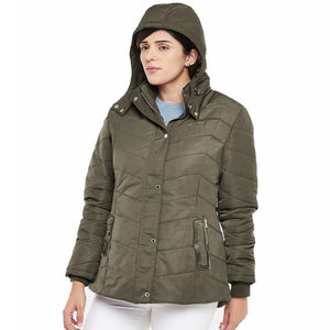 Veste d'hiver décontractée pour femmes avec col montant et décoration de boutons Pull tricoté à capuche fabriqué au Pakistan - Product Image 2