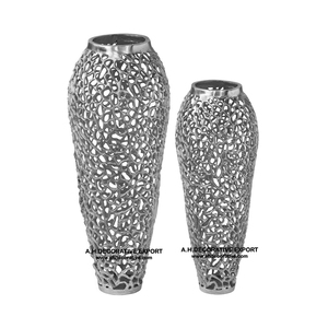 Jarrón de Flores Decorativo de Alta Calidad, Diseño Artesanal, Acabado en Plata de Aluminio, en Venta - Product Image 4