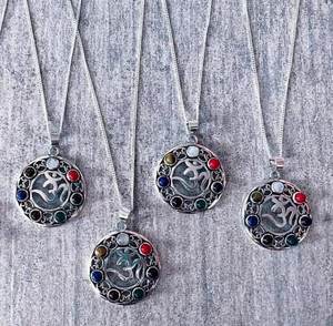 Pendentifs plaqué argent 925 Seven 7 Chakra Om avec pierres précieuses naturelles - Product Image 1