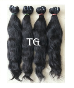 Venta al por mayor de 24 pulgadas ondulado natural de la trama de la máquina de paquete de cutícula alineada templo indio virgen cabello humano Remy de buena densidad de los vendedores - Product Image 1