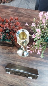 Candelabro de latón dorado pulido hecho a mano, suministros para iglesia, India - Product Image 4