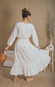 Nouvelle arrivée, robe longue en lin pour femme, design tendance et à la mode, couleur blanche, tissu crêpe, col rond, manches longues - Product Image 3