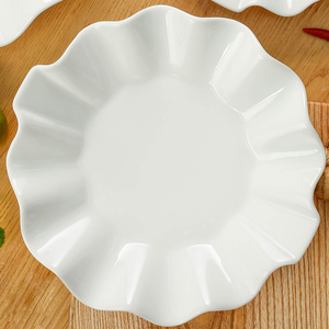 Assiettes rondes ondulées en porcelaine de style moderne OEM, tendance actuelle avec différentes tailles, vente en gros pour hôtels, restaurants - Product Image 3